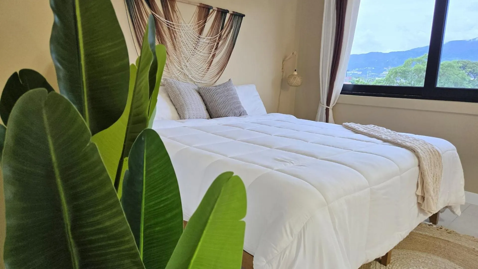 The Escape - Unique Bali Inspired Condo Kingston Daire