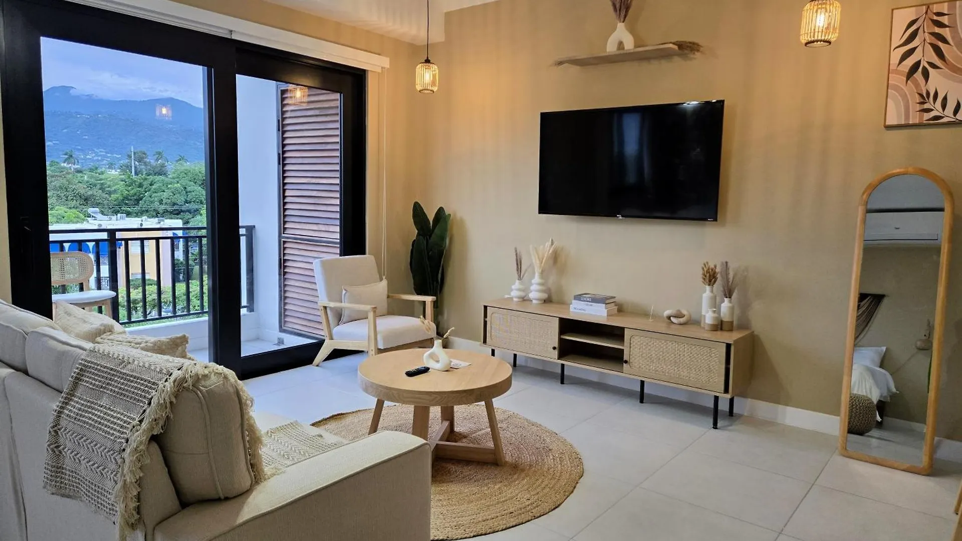 The Escape - Unique Bali Inspired Condo Kingston Daire