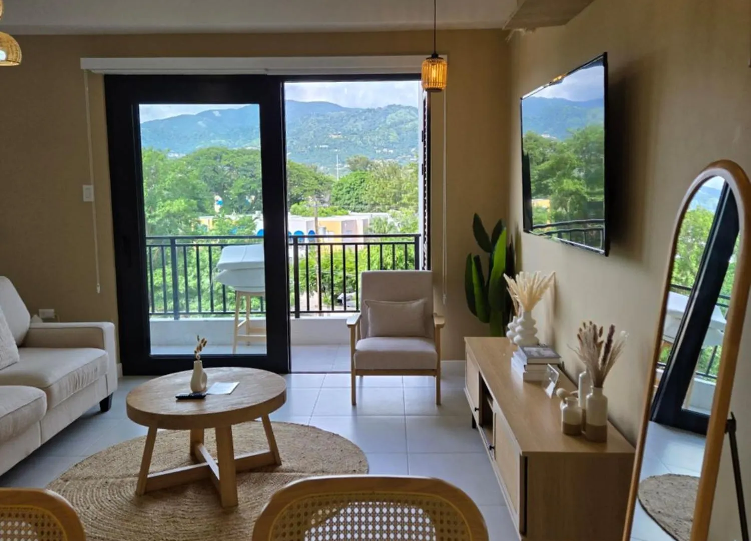 The Escape - Unique Bali Inspired Condo Kingston Daire